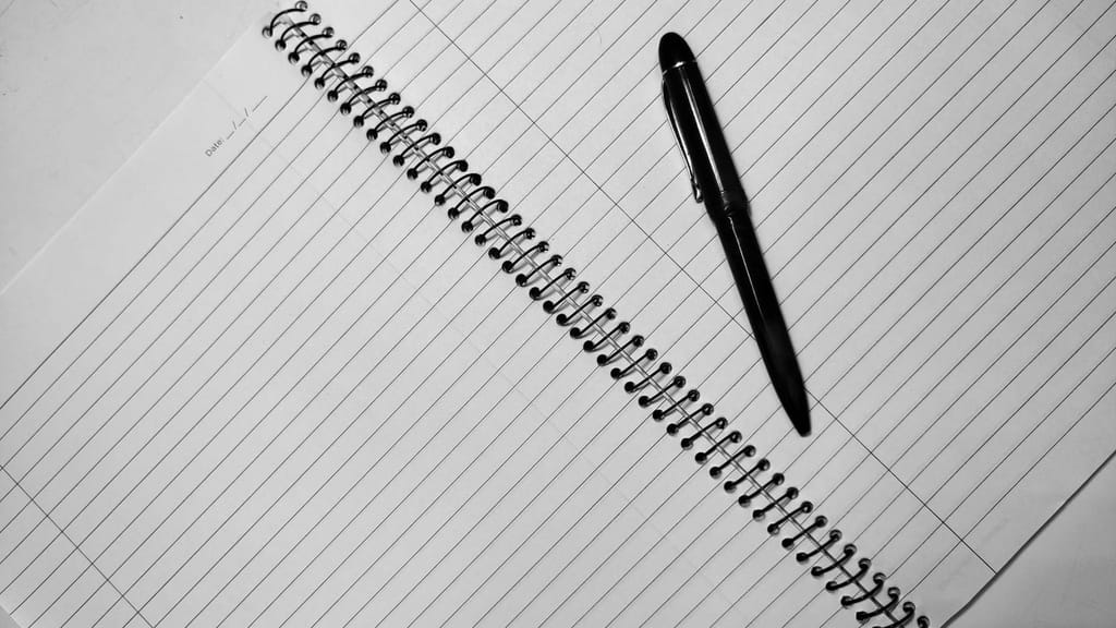 Epic Hub Lotemax: un taccuino e una penna sulla scrivania